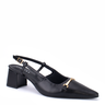 sapato slingback feminino preto visto em ângulo traseiro oblíquo com salto bloco médio tira dupla no calcanhar e fivela metálica