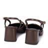 par de sapatos slingback femininos marrom vistos por trás com salto bloco médio tiras no calcanhar e fivelas metálicas