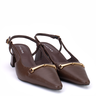 par de sapatos slingback femininos marrom em vista frontal superior com bico fino fechado e detalhe metálico aplicado