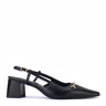 vista lateral de sapato feminino slingback preto com bico fino salto bloco médio tira traseira com fivela e detalhe metálico frontal