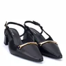 par de sapatos slingback femininos preto em vista frontal superior com bico fino fechado e detalhe metálico aplicado