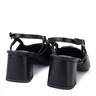 par de sapatos slingback femininos preto vistos por trás com salto bloco médio tiras no calcanhar e fivelas metálicas